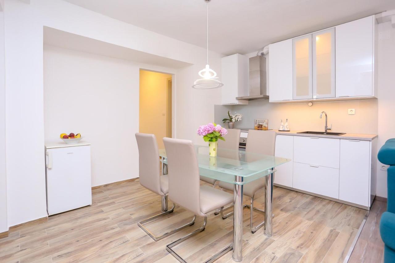 Apartment Dvor Split Bagian luar foto